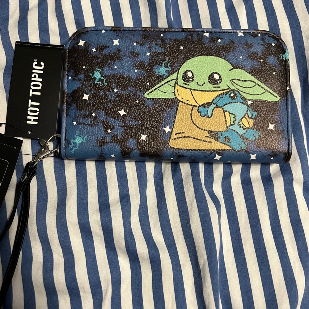 NWT Hot Topic Star Wars Baby Yoda wallet